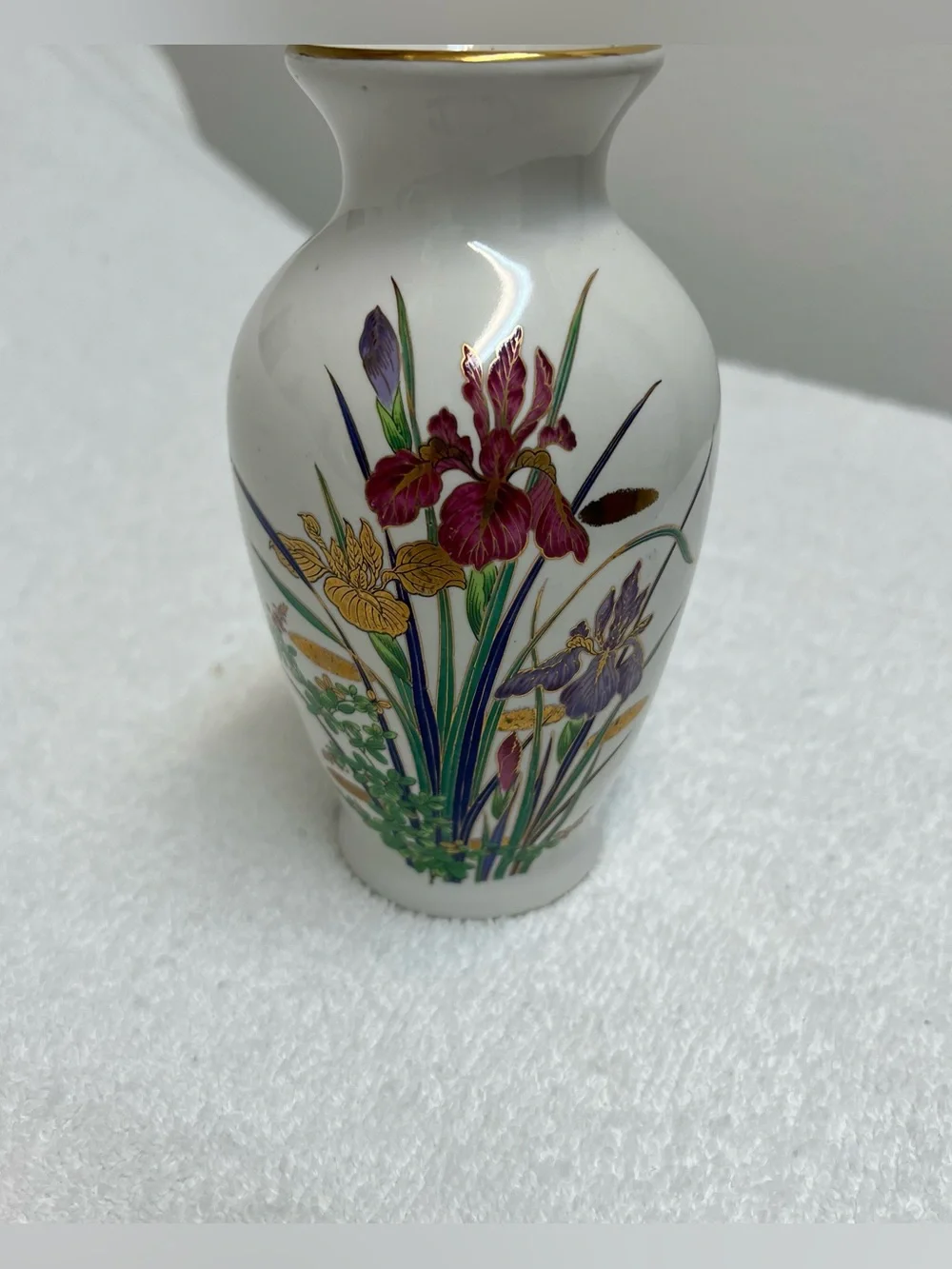 Vintage Floral Lilly Decorated Gold Color White Vase